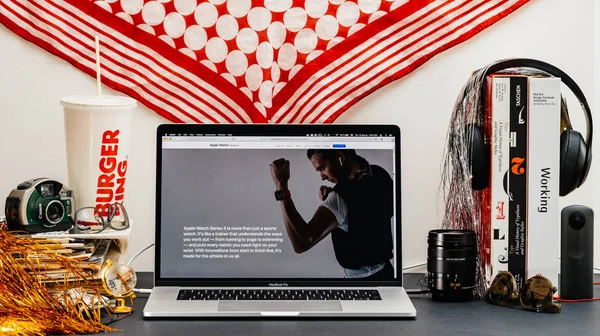 2018年9月13日 创意室表与 Safari 浏览器在 Macbook Pro 笔记本电脑展示苹果电脑网站最新的苹果手表系列4终极健身搭档 — 图库照片