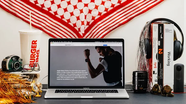 Londra, İngiltere - 13 Eylül, 2018: Yaratıcı masasında Safari tarayıcı ile Apple bilgisayarlar Web sitesi en son Apple Watch serisi 4 ultimate iş ortağı vitrine Macbook Pro dizüstü bilgisayar