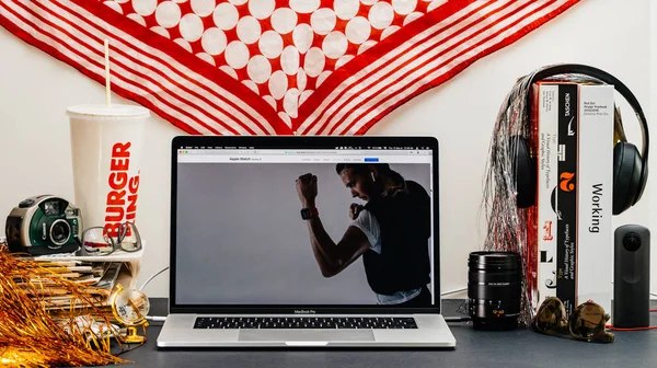 2018年9月13日 创意室表与 Safari 浏览器在 Macbook Pro 笔记本电脑展示苹果电脑网站最新的苹果手表系列4最佳健身手表 — 图库照片