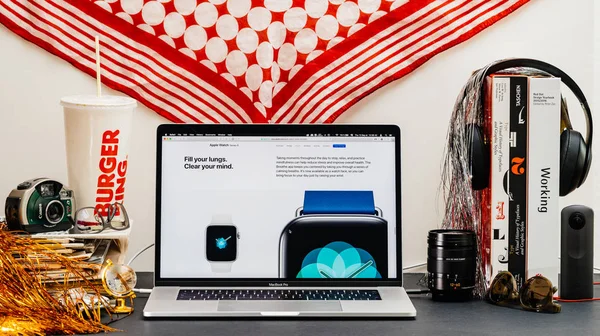 Londra, İngiltere - 13 Eylül, 2018: Yaratıcı odası masa Safari tarayıcı ile Apple bilgisayarlar Web sitesi en son Apple Watch serisi vitrine Macbook Pro dizüstü bilgisayarda 4 yeni nefes app 