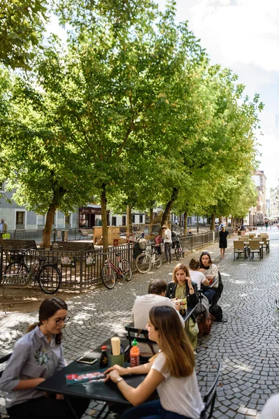 Strasbourg Francia Sep 2018 Clientes Felices Disfrutando Comida Plaza Central — Foto de Stock