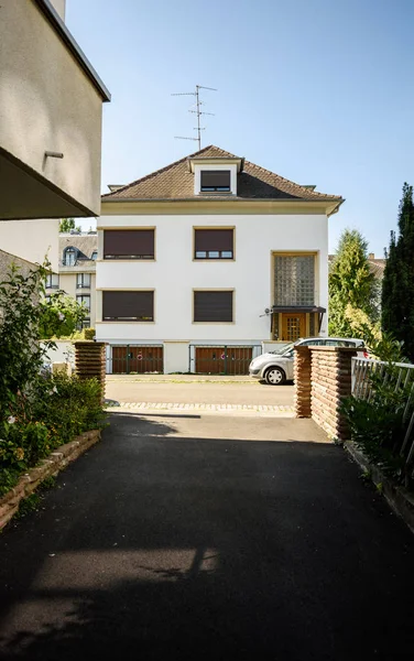 Maison Moderne Dans Ville Française Avec Voiture Stationnée Proximité Objectif — Photo