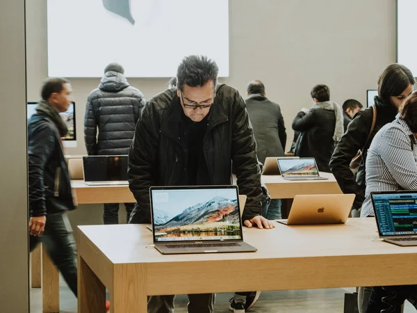 Barcelona Spain Nov 2018 Man Working Aplle Store Pada Laptop — Stok Foto