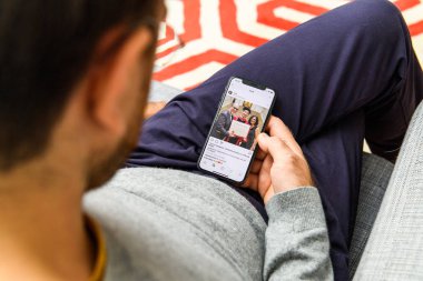 Londra, İngiltere - 21 Eylül, 2018: ailesiyle birlikte app uygulama Mark Zuckerberg Başlarken derecesi üzerinde seyir büyük Oled retina ekran ve a12 biyonik çip ile yeni Apple iphone Xs kullanan adam