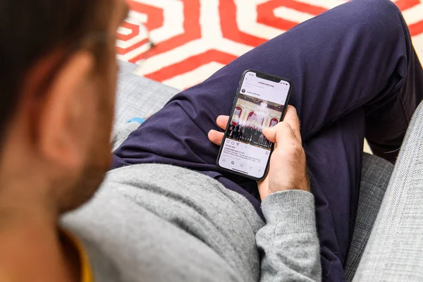 Λονδίνο Ηνωμένο Βασίλειο Σεπ 2018 Άνθρωπος Χρησιμοποιώντας Νέο Apple Iphone — Φωτογραφία Αρχείου