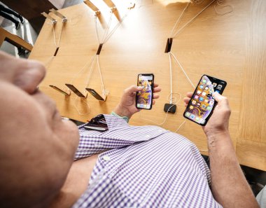 Strasbourg, Fransa - 21 Eylül, 2018: Apple Store komuta sizde müşteri ile karşılaştırıldığında yeni en son iphone Xs ve Xs Max smartphones Pov Cupertino geant tarafından telefonlar