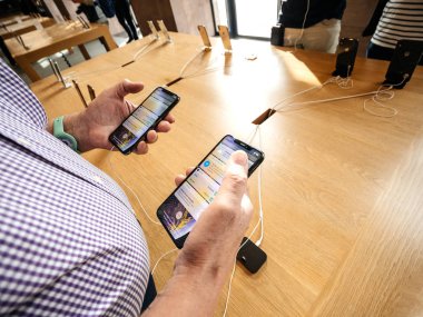 Strasbourg, Fransa - 21 Eylül, 2018: Apple Store komuta sizde müşteri ile karşılaştırıldığında yeni en son iphone Xs ve Xs Max smartphones Pov Cupertino geant tarafından telefonlar