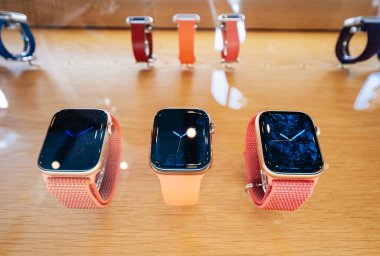Strasbourg, Fransa - 21 Eylül, 2018: Apple Store yeni son Apple Watch serisi 4 giyilebilir kişisel lüks seyretmek içinde pembe altın yeni luxry aygıt spor izci