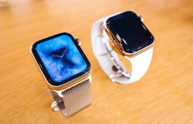 Strasbourg, Fransa - 21 Eylül, 2018: Apple Store yeni son altın Apple Watch serisi 4 giyilebilir kişisel lüks seyretmek