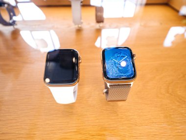 Strasbourg, Fransa - 21 Eylül, 2018: Apple Store yeni son Apple Watch serisi 4 giyilebilir kişisel lüks seyretmek