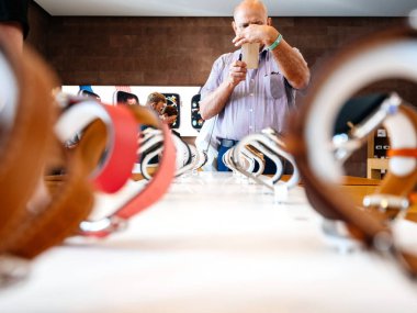 Strasbourg, Fransa - 21 Eylül, 2018: Apple Store yeni son seyretmek Serisi 4 takılabilir cihazlar Nokia smartphone fotoğrafta çeşitli askıları ile hayran kıdemli erkek müşteri ile