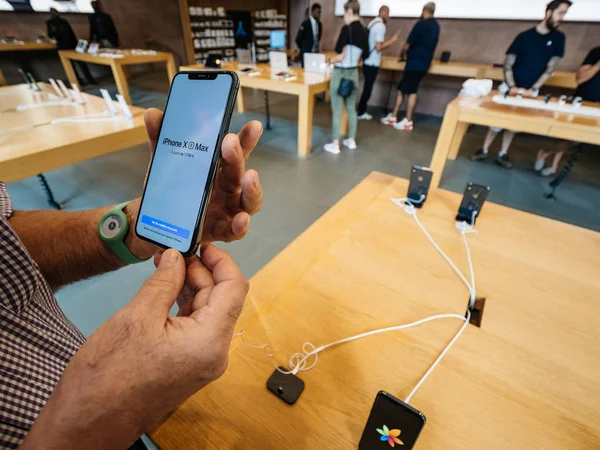 Strasbourg Franciaország Szeptember 2018 Apple Store Vezető Férfi Vevő Ember — Stock Fotó