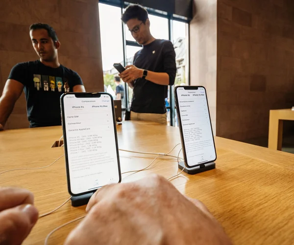 法国斯特拉斯堡 2018年9月21日 苹果专卖店与资深男性客户羡慕购买新的最新 Iphone Max 与员工剪影天才的背景 — 图库照片
