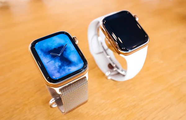 ストラスブール フランス Sep 2018 アップル ストア新しい最新のゴールド Apple Watch シリーズ ウェアラブル個人高級時計 — ストック写真