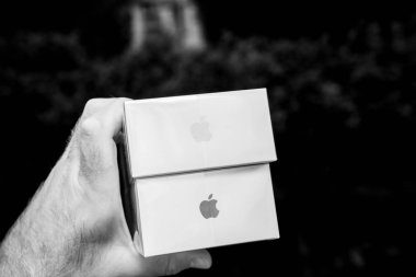 Paris, Fransa - 21 Eylül, 2018: Gururlu adam müşteri yeni en son iphone Xs ve Xs Max akıllı telefonlar yeşil arka planı unboxing önce karşılaştırma Pov