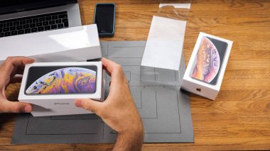 Paris, Fransa - 21 Eylül 2018: Apple fan çocuk unboxing son yeni Apple Iphone Xs Max ve Xs amiral gemisi smartphone cep telefonu modeli Apple bilgisayarlardan gelen kutusunu aç 