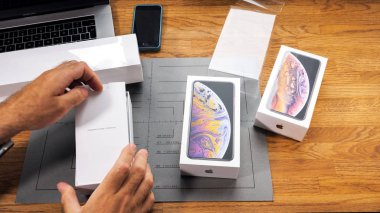 Paris, Fransa - 21 Eylül 2018: Apple fan çocuk unboxing son yeni Apple Iphone Xs Max ve Xs amiral gemisi smartphone cep telefonu modeli Apple bilgisayarlar readiing kullanım kılavuzu ve