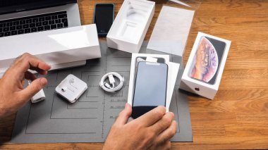 Paris, Fransa - 21 Eylül 2018: Apple fan çocuk unboxing son yeni Apple Iphone Xs Max ve Xs amiral gemisi smartphone cep telefonu modeli Apple bilgisayarlardan