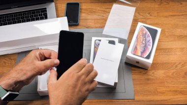 Paris, Fransa - 21 Eylül 2018: Apple fan çocuk unboxing son yeni Apple Iphone Xs Max ve Xs amiral gemisi smartphone cep telefonu modeli Apple bilgisayarlardan - siyah Oled telefon hayran