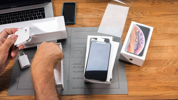 Παρίσι Γαλλία Σεπτεμβρίου 2018 Apple Fan Αγόρι Unboxing Τελευταία Νέα — Φωτογραφία Αρχείου