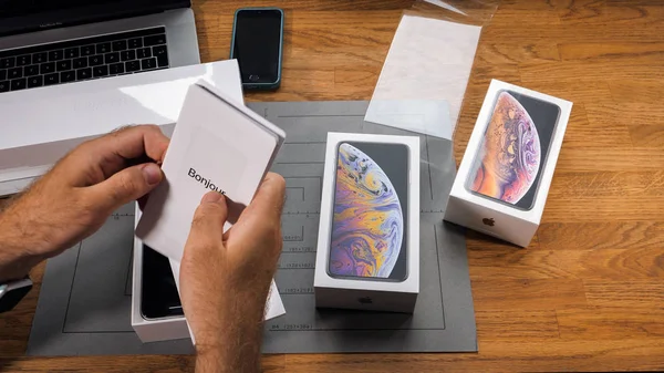 Παρίσι Γαλλία Σεπτεμβρίου 2018 Apple Fan Αγόρι Unboxing Τελευταία Νέα — Φωτογραφία Αρχείου