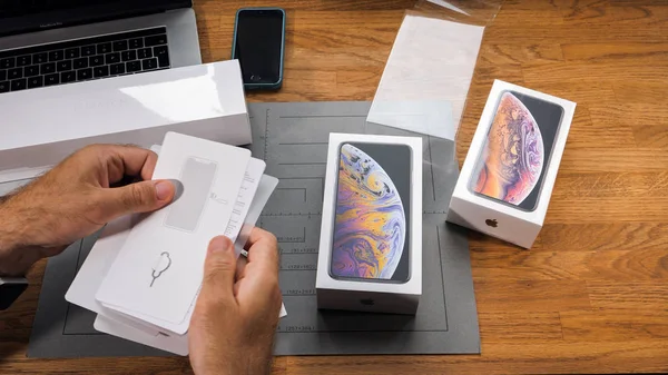 フランス 2018 Apple ファン少年ボックス化解除最新アップル Iphone マックスと フラッグシップ スマート フォン携帯電話モデル命令マニュアル Sim — ストック写真