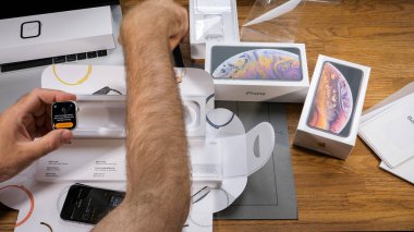 Paris, Fransa - 21 Eylül 2018: son yeni Apple Watch serisi 4 Gps Lte alüminyum gümüşten Seashell spor döngü giyilebilir smartwatch Apple bilgisayarlar ayarından ile unboxing Apple fan çocuk