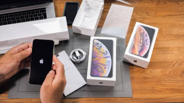 Paris, Fransa - 21 Eylül 2018: Apple fan çocuk unboxing son yeni Apple Iphone Xs Max ve Xs amiral gemisi smartphone cep telefonu modeli Apple bilgisayarlardan önce çalıştıracağınız telefon elma logosu ile