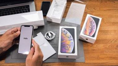 Paris, Fransa - 21 Eylül 2018: Apple fan çocuk unboxing son yeni Apple Iphone Xs Max ve Xs amiral gemisi smartphone cep telefonu modeli Apple bilgisayarlardan ilk Merhaba mesaj ekranda çalıştırma