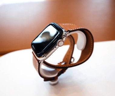 Strasbourg, Fransa - 21 Eylül, 2018: Apple Store Satılık tanıtımı yeni son Hermes Apple bilgisayarlar seyretmek Serisi 4 Kişilik Tur giyilebilir cihazı ile 