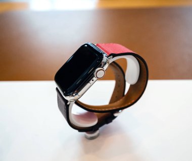 Strasbourg, Fransa - 21 Eylül, 2018: Apple Store Satılık tanıtımı yeni son Hermes Apple bilgisayarlar seyretmek Serisi 4 Kişilik Tur giyilebilir cihazı ile 