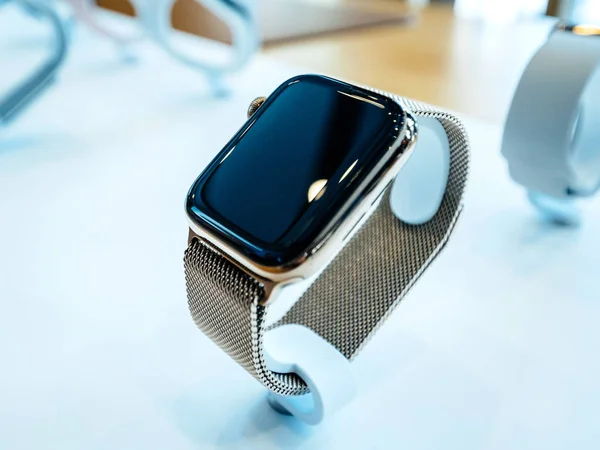 斯特拉斯堡 2018年9月21日 苹果商店与展示销售新的最新苹果电脑手表系列4耐磨设备 — 图库照片