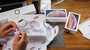 Paris, Fransa - 21 Eylül 2018: son yeni Apple Watch serisi 4 Gps Lte alüminyum gümüşten Seashell spor döngü giyilebilir smartwatch Apple bilgisayarlar hayran koruma paketinden ile unboxing Apple fan çocuk