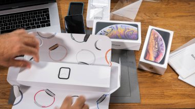 Paris, Fransa - 21 Eylül 2018: son yeni Apple Watch serisi 4 Gps Lte alüminyum gümüşten Apple bilgisayarlar açma üzerinden giyilebilir smartwatch Seashell spor döngüsü ile unboxing Apple fan çocuk