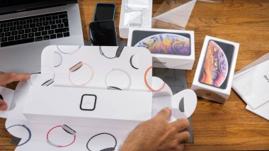 Paris, Fransa - 21 Eylül 2018: son yeni Apple Watch serisi 4 Gps Lte alüminyum gümüşten Apple bilgisayarlar açma üzerinden giyilebilir smartwatch Seashell spor döngüsü ile unboxing Apple fan çocuk