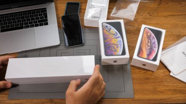 Paris, Fransa - 21 Eylül 2018: son yeni Apple Watch serisi 4 Gps Lte alüminyum gümüşten için Apple bilgisayarları hazırlama üzerinden giyilebilir smartwatch Seashell spor döngü ile unboxing Apple fan çocuk