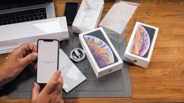 Paris, Fransa - 21 Eylül 2018: Apple fan çocuk unboxing son yeni Apple Iphone Xs Max ve Xs amiral gemisi smartphone cep telefonu modeli Apple bilgisayarlar Pov telefon sergilenen