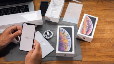 Paris, Fransa - 21 Eylül 2018 Apple fan çocuk unboxing son yeni Apple Iphone Xs Max ve Xs amiral gemisi smartphone cep telefonu modeli Apple bilgisayarlar telefon harekete geçirmek için biraz zaman alabilir