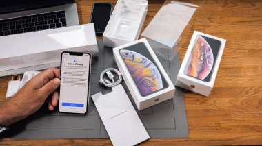 Paris, Fransa - 21 Eylül 2018: Apple fan çocuk unboxing son yeni Apple Iphone Xs Max ve Xs amiral gemisi smartphone cep telefonu modeli Apple bilgisayarlardan veri ve gizlilik okuma