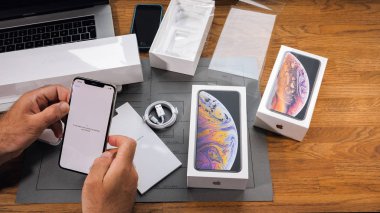Paris, Fransa - 21 Eylül 2018: Apple fan çocuk unboxing son yeni Apple Iphone Xs Max ve Xs amiral gemisi smartphone cep telefonu modeli Apple bilgisayarlar harekete geçirmek iPhone
