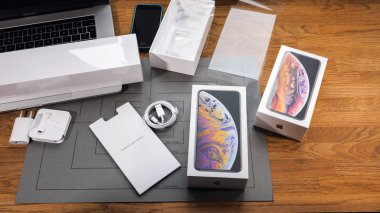 Paris, Fransa - 21 Eylül 2018: Unboxing son yeni Apple Iphone Xs Max ve Xs amiral gemisi smartphone cep telefonu modeli tablosundaki tüm aksesuarları ile Apple bilgisayarlar sarmalanmamış telefondan