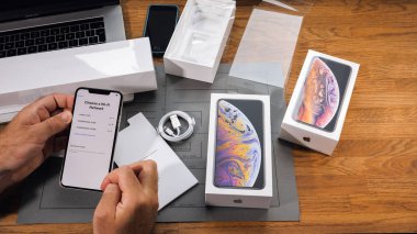 Paris, Fransa - 21 Eylül 2018: Apple fan çocuk unboxing son yeni Apple Iphone Xs Max ve Xs amiral gemisi smartphone cep telefonu modeli Apple bilgisayarlardan bir wi-fi ağ seçin