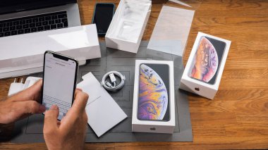 Paris, Fransa - 21 Eylül 2018: Apple fan çocuk unboxing son yeni Apple Iphone Xs Max ve Xs amiral gemisi smartphone cep telefonu modeli Apple bilgisayarlardan girin şifre wi-fi için