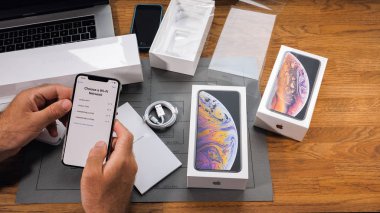 Paris, Fransa - 21 Eylül 2018: Apple fan çocuk unboxing son yeni Apple Iphone Xs Max ve Xs amiral gemisi smartphone cep telefonu modeli Apple bilgisayarlardan bir wi-fi ağ seçin