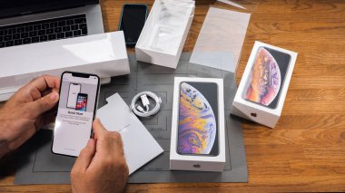 Paris, Fransa - 21 Eylül 2018: Apple fan çocuk unboxing son yeni Apple Iphone Xs Max ve Xs amiral gemisi smartphone cep telefonu modeli Apple bilgisayarlar hızlı başlangıç ayarları