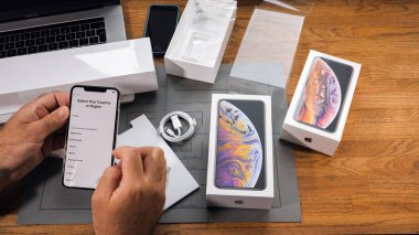 Paris, Fransa - 21 Eylül 2018: Apple fan çocuk unboxing son yeni Apple Iphone Xs Max ve Xs amiral gemisi smartphone cep telefonu modeli Apple bilgisayarlar seçin ülke ve bölge
