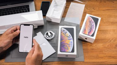 Paris, Fransa - 21 Eylül 2018: Apple fan çocuk unboxing son yeni Apple Iphone Xs Max ve Xs amiral gemisi smartphone cep telefonu modeli Apple bilgisayarlardan ilk Merhaba mesaj ekranda çalıştırma