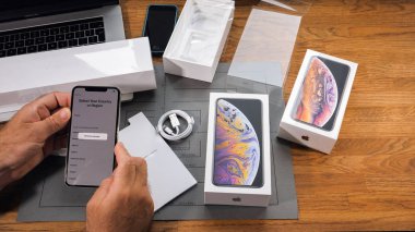Paris, Fransa - 21 Eylül 2018: Apple fan çocuk unboxing son yeni Apple Iphone Xs Max ve Xs amiral gemisi smartphone cep telefonu modeli Apple bilgisayarlar ayarı dilden