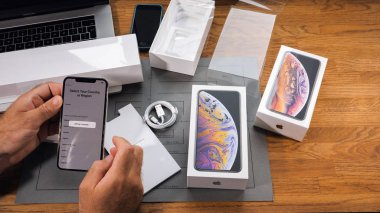 Paris, Fransa - 21 Eylül 2018: Apple fan çocuk unboxing son yeni Apple Iphone Xs Max ve Xs amiral gemisi smartphone cep telefonu modeli Apple bilgisayarlar ayarı dil mesaj ekranda