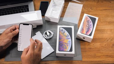 Paris, Fransa - 21 Eylül 2018: Apple fan çocuk unboxing son yeni Apple Iphone Xs Max ve Xs amiral gemisi smartphone cep telefonu modeli Apple bilgisayarlar ekranda Dil Seç